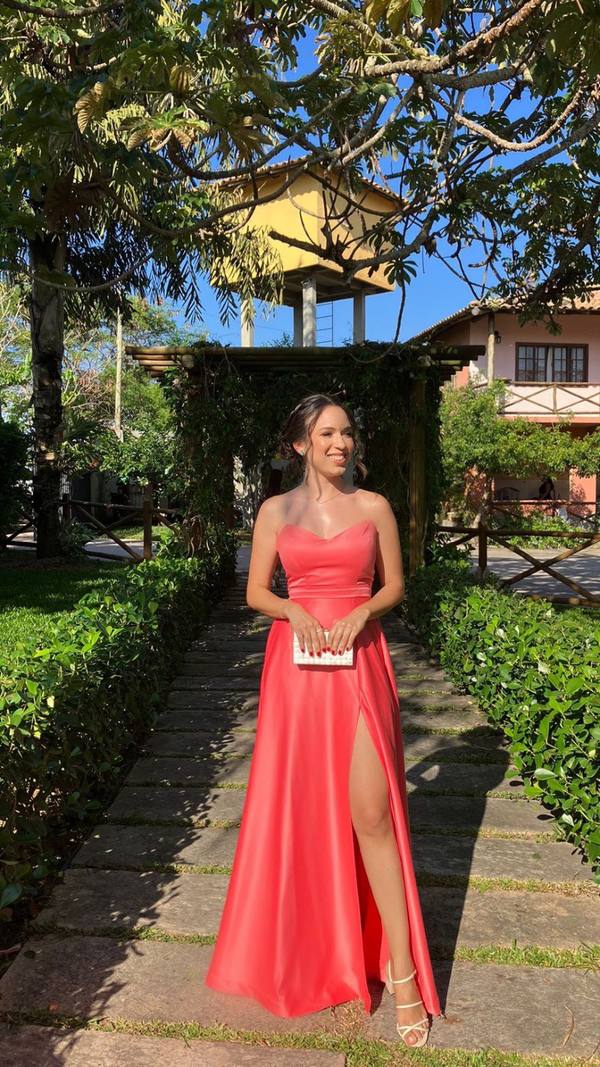 Vestido longo coral tomara que caia com saia evasê e fenda lateral em tecido acetinado.