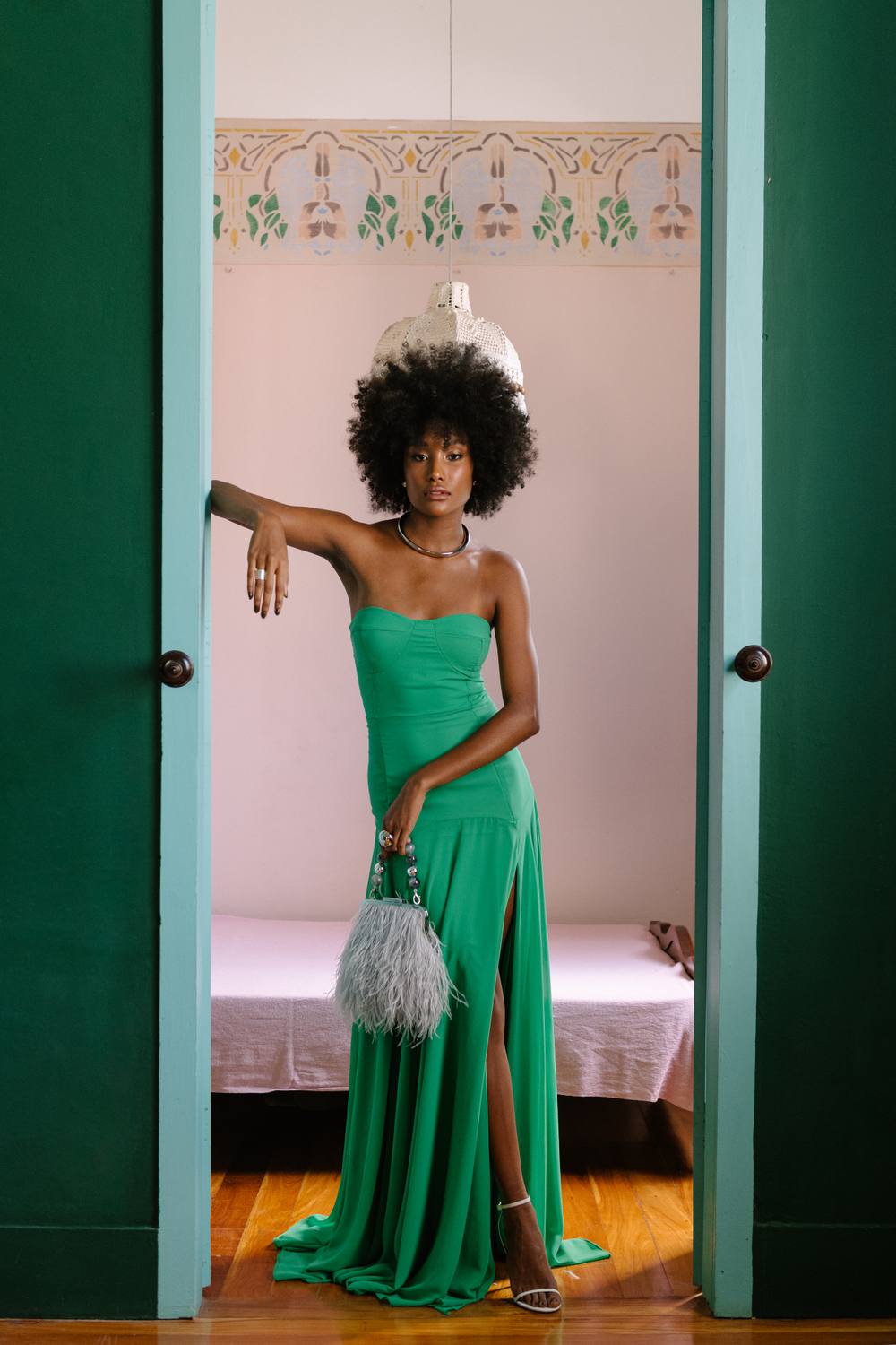 Vestido longo verde tomara que caia, caimento fluido com fenda lateral na saia.