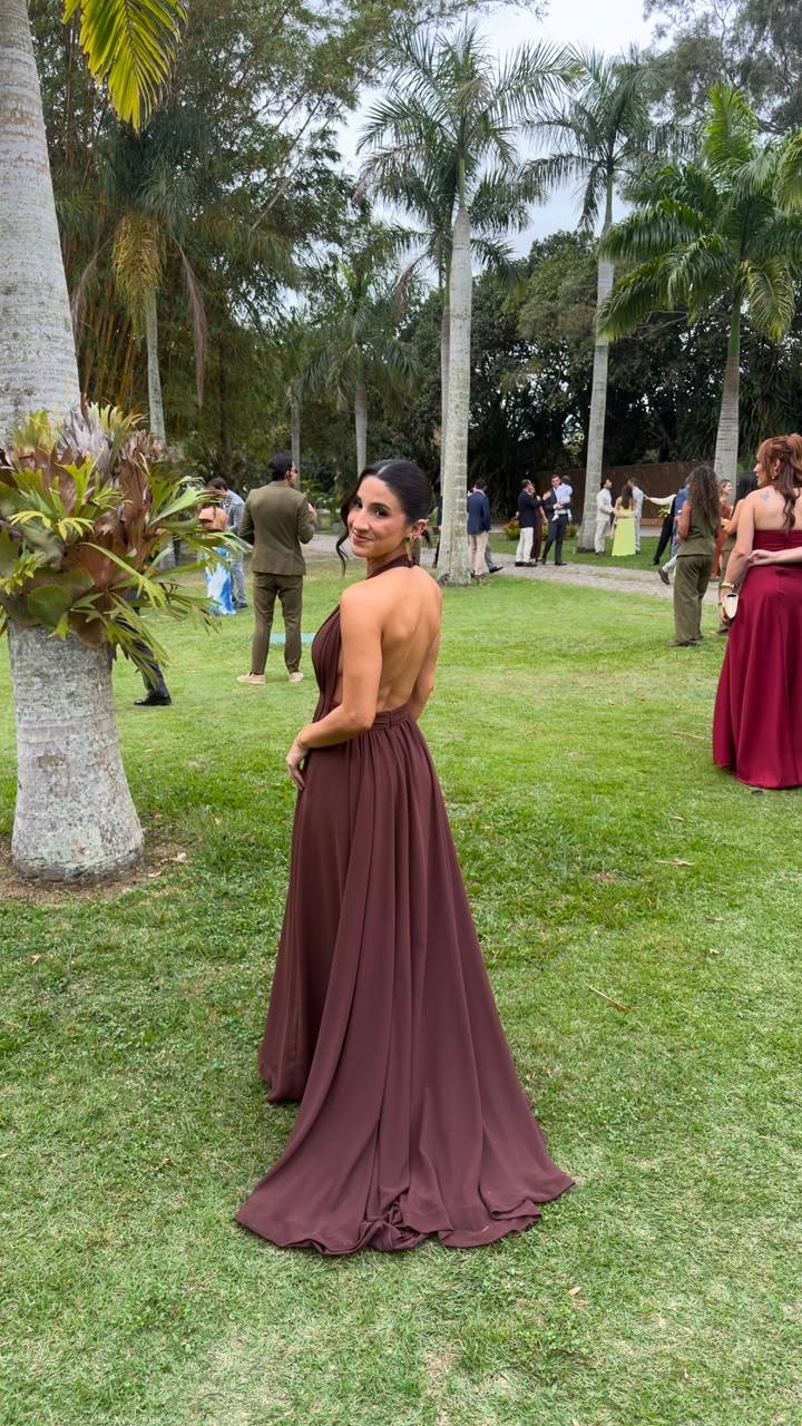 Vestido longo rosé com costas nuas e saia fluida, no jardim