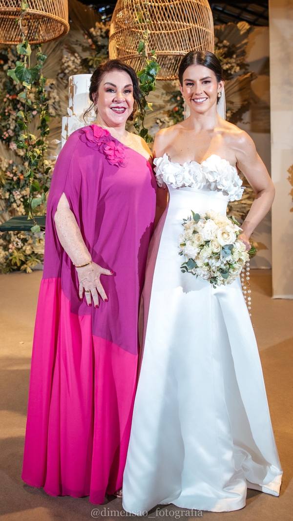 Vestido longo branco tomara que caia com detalhes florais no busto e saia evasê.
