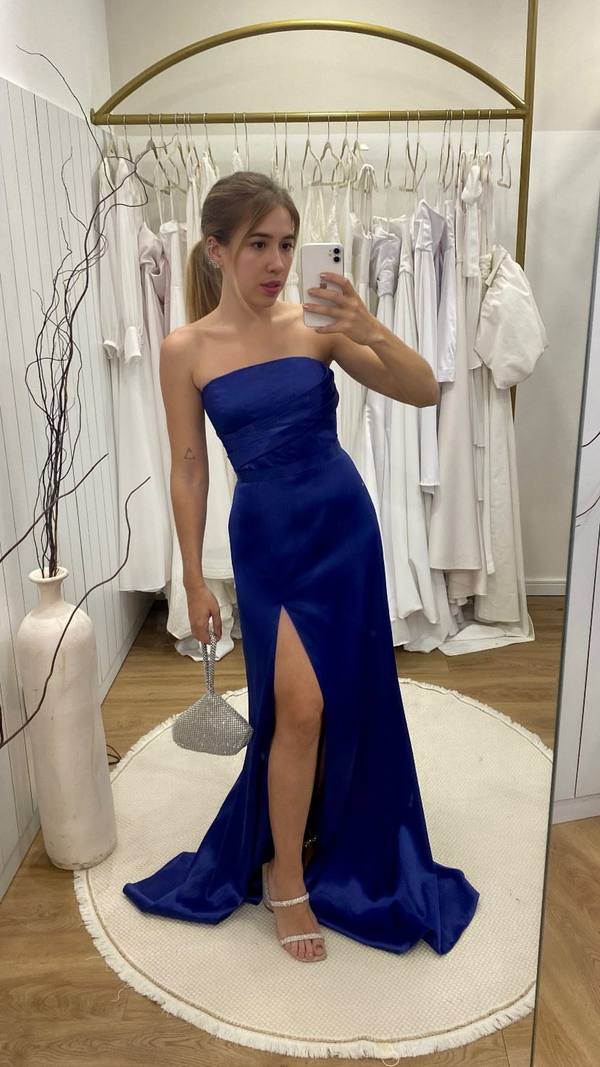 Vestido longo azul de cetim, tomara que caia, com drapeado no busto e fenda alta na saia.
