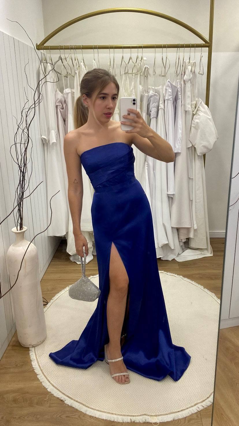 Vestido longo azul de cetim, tomara que caia, com drapeado no busto e fenda alta na saia.