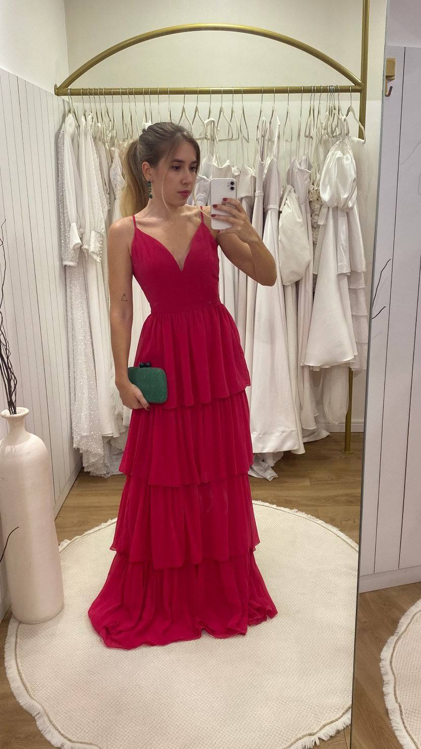 Vestido longo fúcsia com decote V, alças finas e saia fluida em camadas.