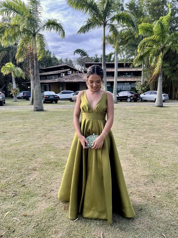 Vestido longo verde oliva em tecido estruturado, com decote V profundo, cintura marcada e saia ampla evasê.