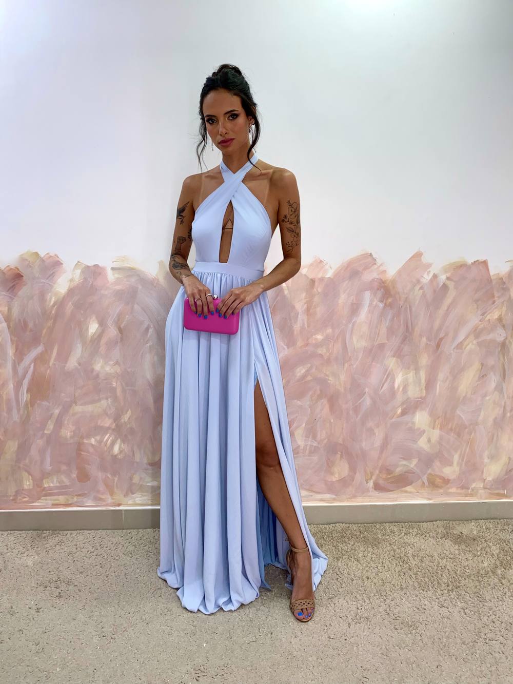 Vestido longo azul claro fluido, com decote frente única transpassado, recorte no busto e fenda na saia.