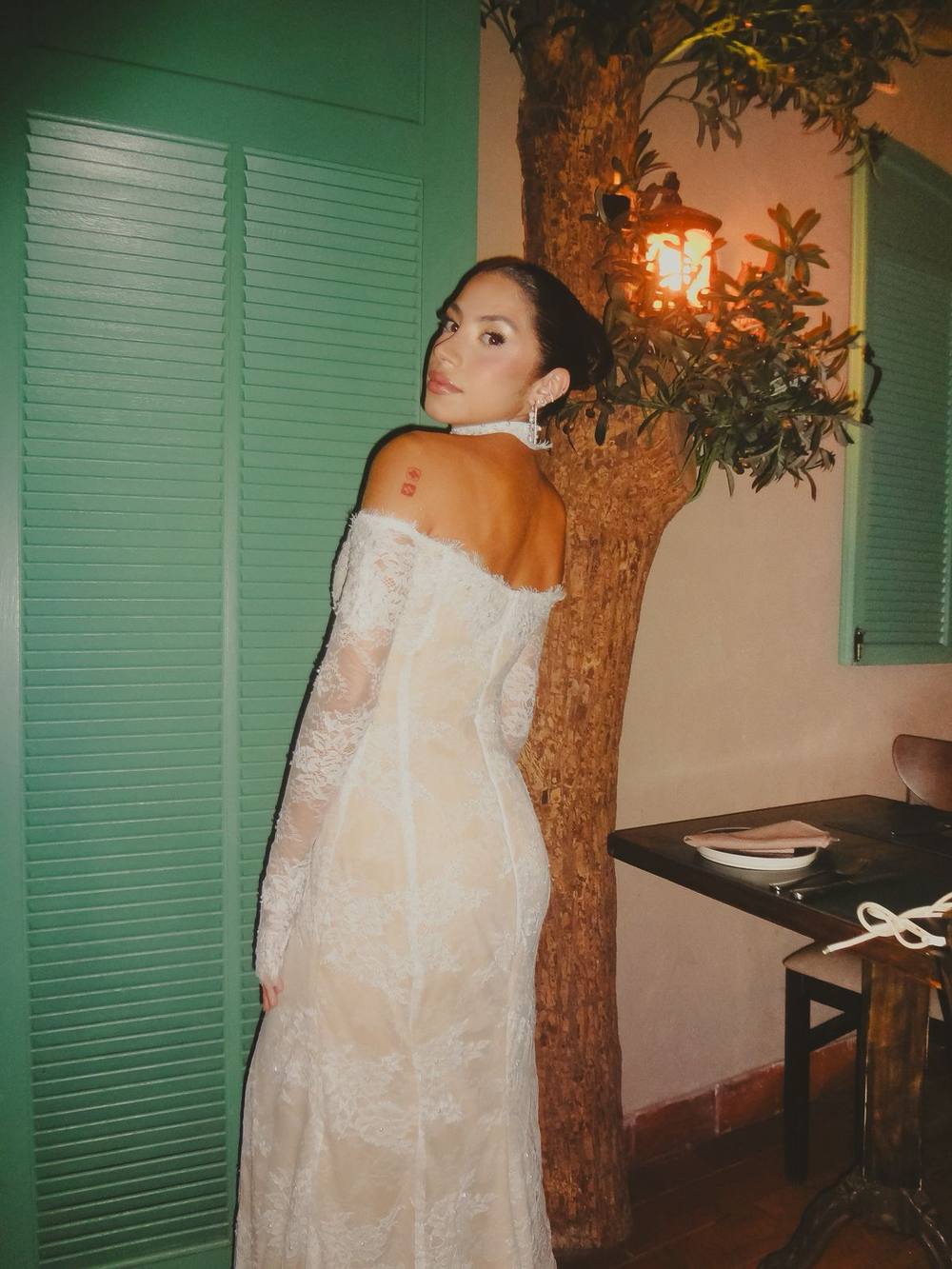 Vestido longo bege de um ombro e caimento fluido, à noite