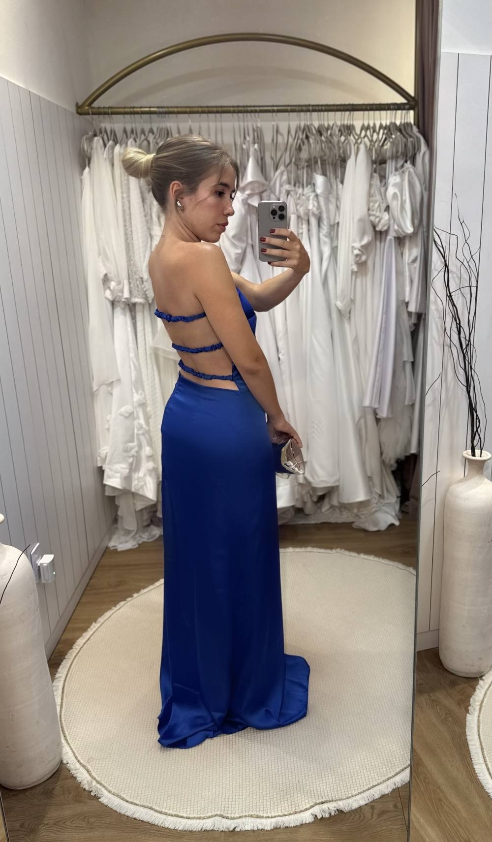 Vestido longo azul de cetim, modelo tomara que caia com tiras finas nas costas e caimento reto.