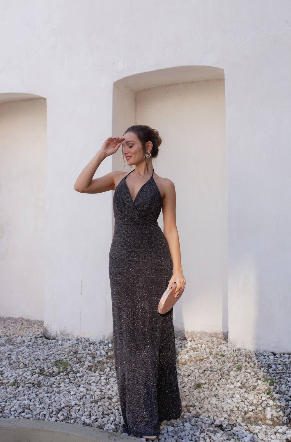 Vestido longo preto com brilho, decote frente única transpassado, caimento reto e fenda na saia.