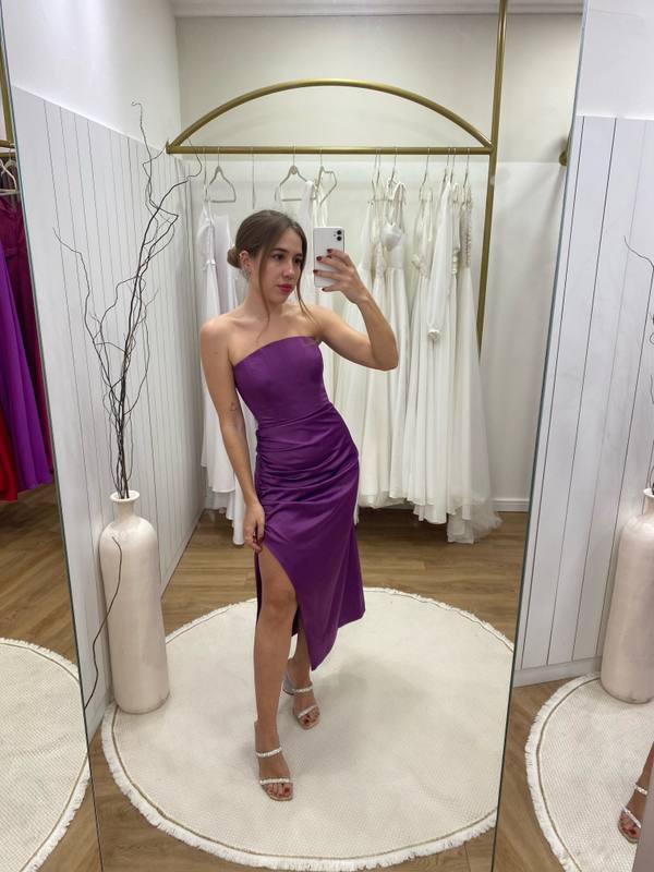 Vestido midi roxo de cetim, tomara que caia, com franzido na cintura e fenda lateral.