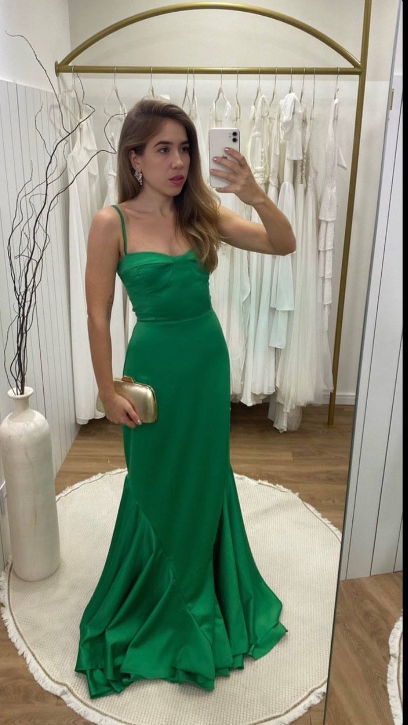 Vestido longo verde de cetim, com alça fina, busto estruturado e saia estilo sereia.