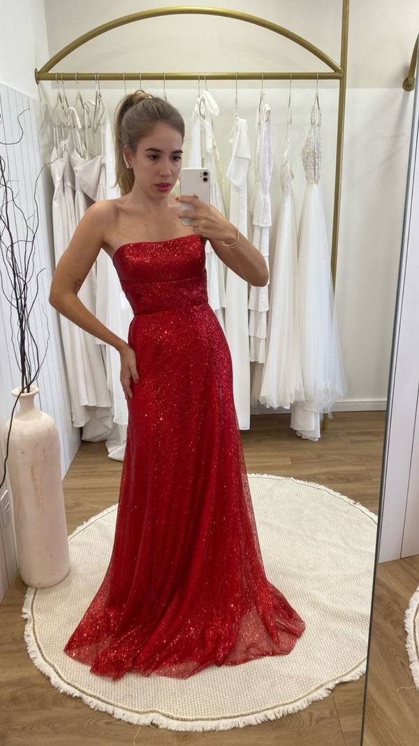 Vestido longo vermelho com brilho, modelo tomara que caia e saia evasê fluida.