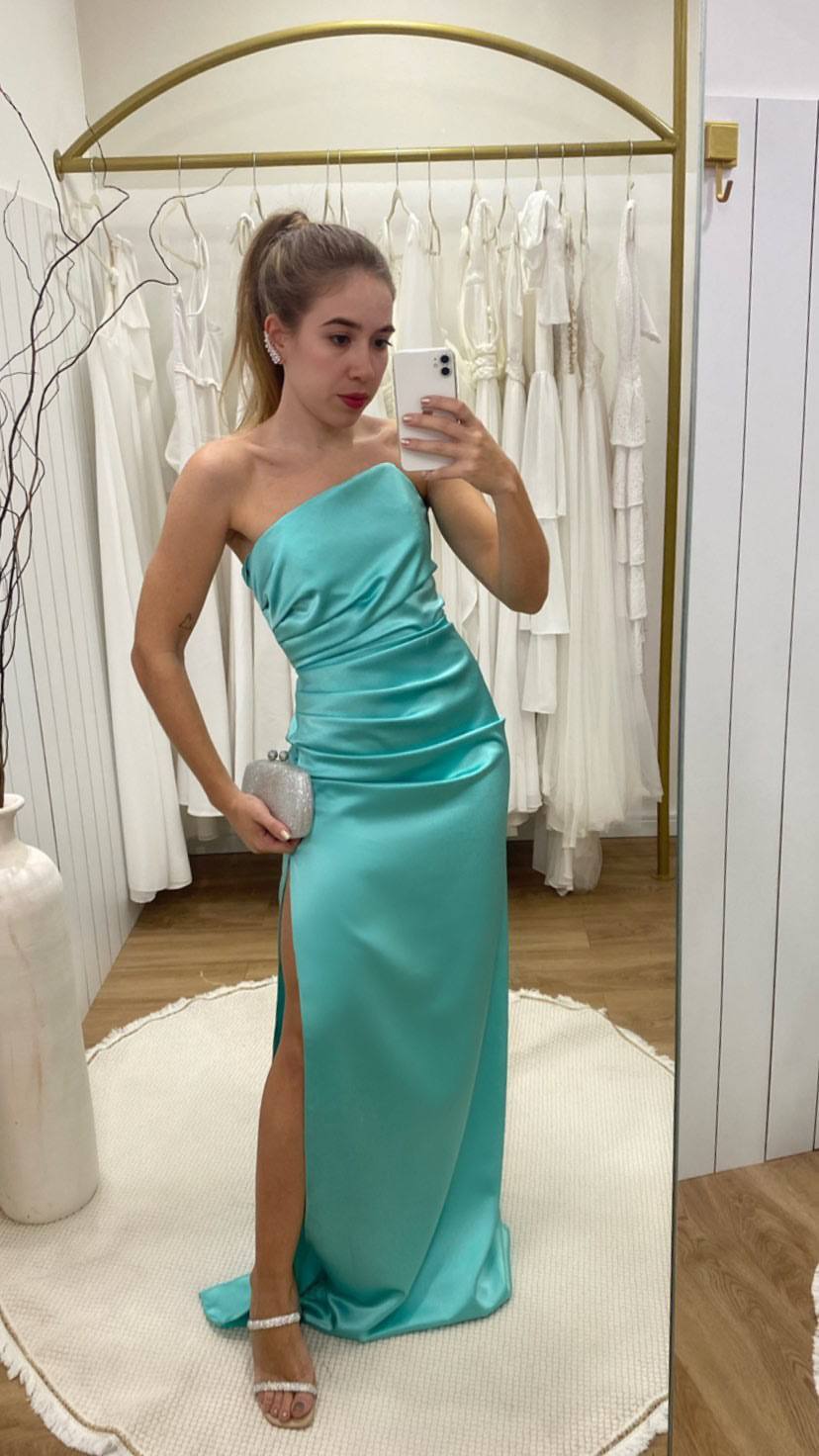 Vestido longo na cor tiffany em cetim, modelo tomara que caia com drapeado na cintura e fenda lateral.