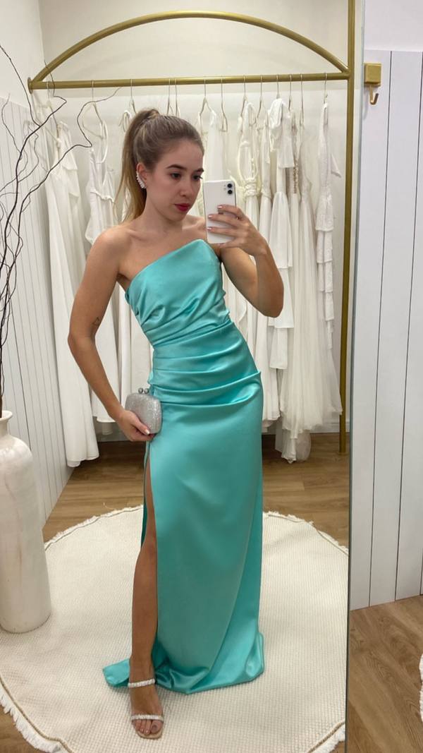 Vestido longo na cor tiffany em cetim, modelo tomara que caia com drapeado na cintura e fenda lateral.