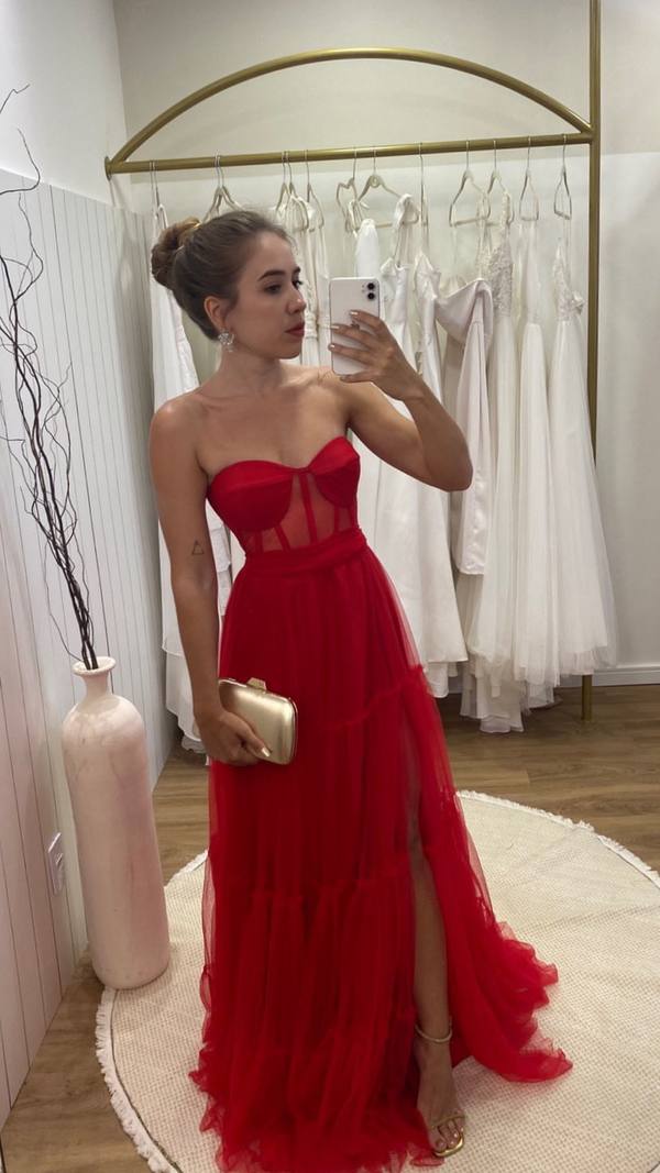 Vestido longo vermelho de tule, decote tomara que caia estilo corselete, saia fluida com fenda lateral.