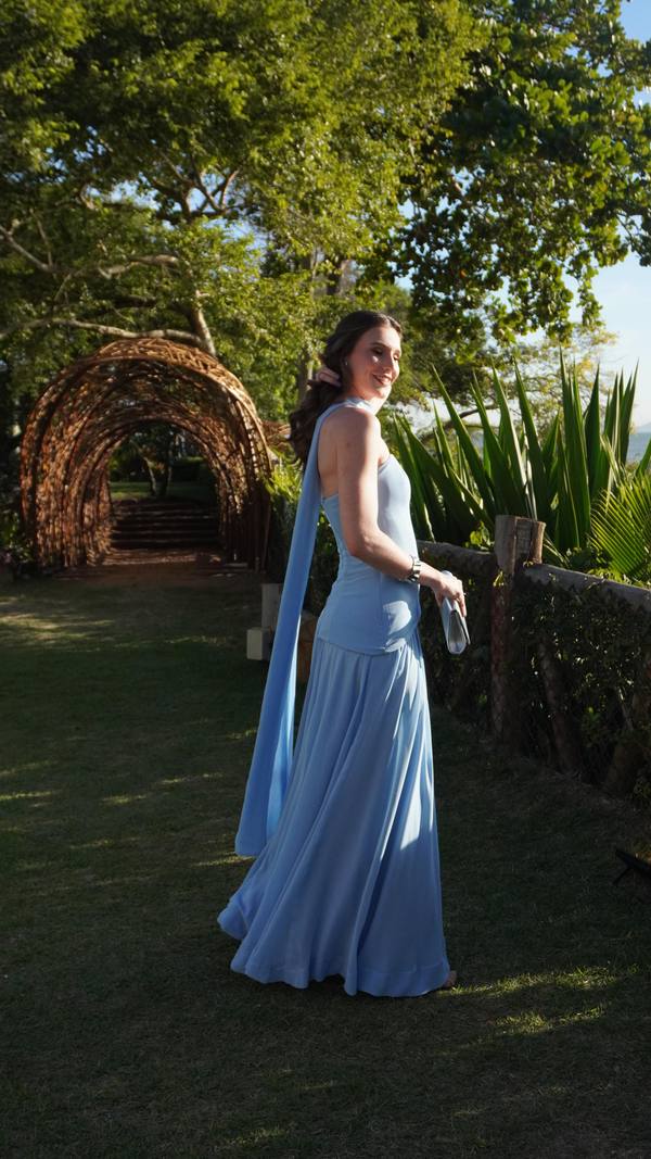 Vestido longo azul-claro de um ombro e caimento fluido