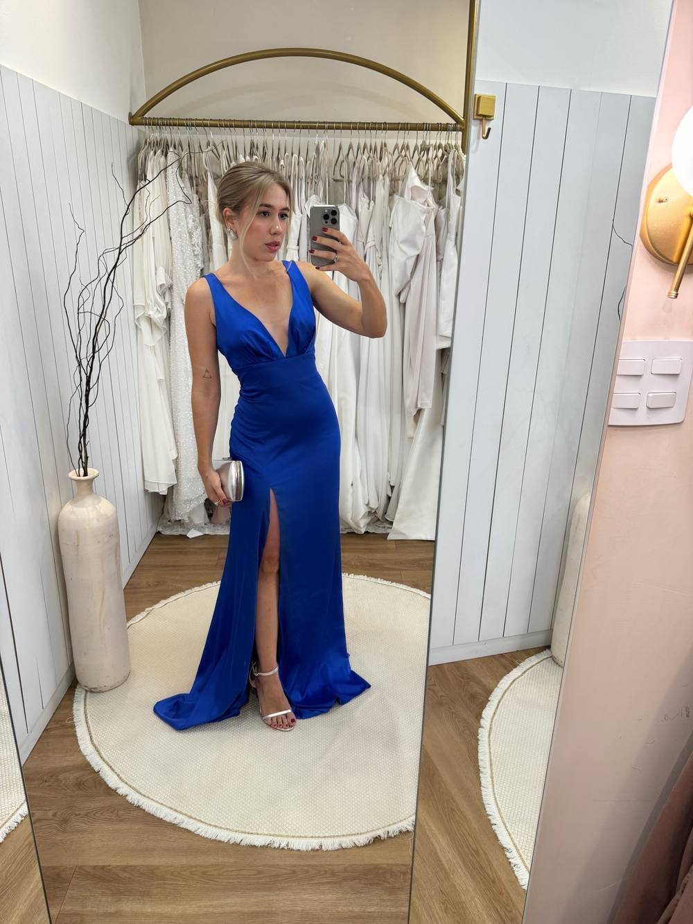Vestido longo azul royal em cetim, com decote V profundo, fenda frontal na saia e caimento ajustado.