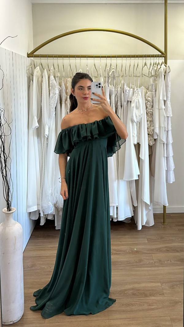 Vestido longo verde escuro com decote ombro a ombro com babados e saia fluida.