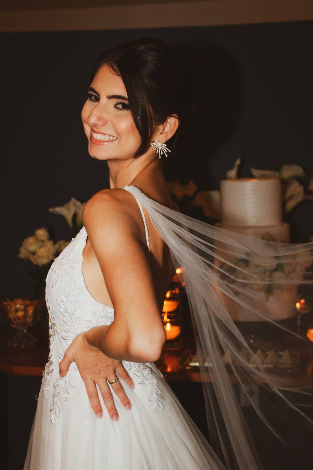 Vestido de noiva branco com brilho, alça fina e véu