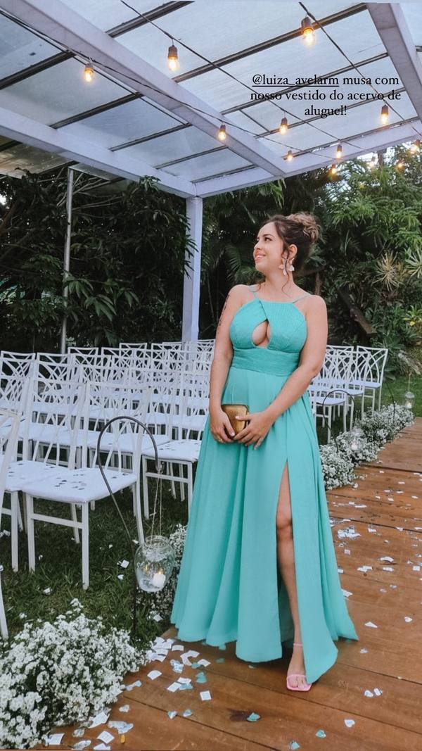 Vestido longo tiffany de alça fina, recorte frontal no busto, saia fluida e fenda lateral.