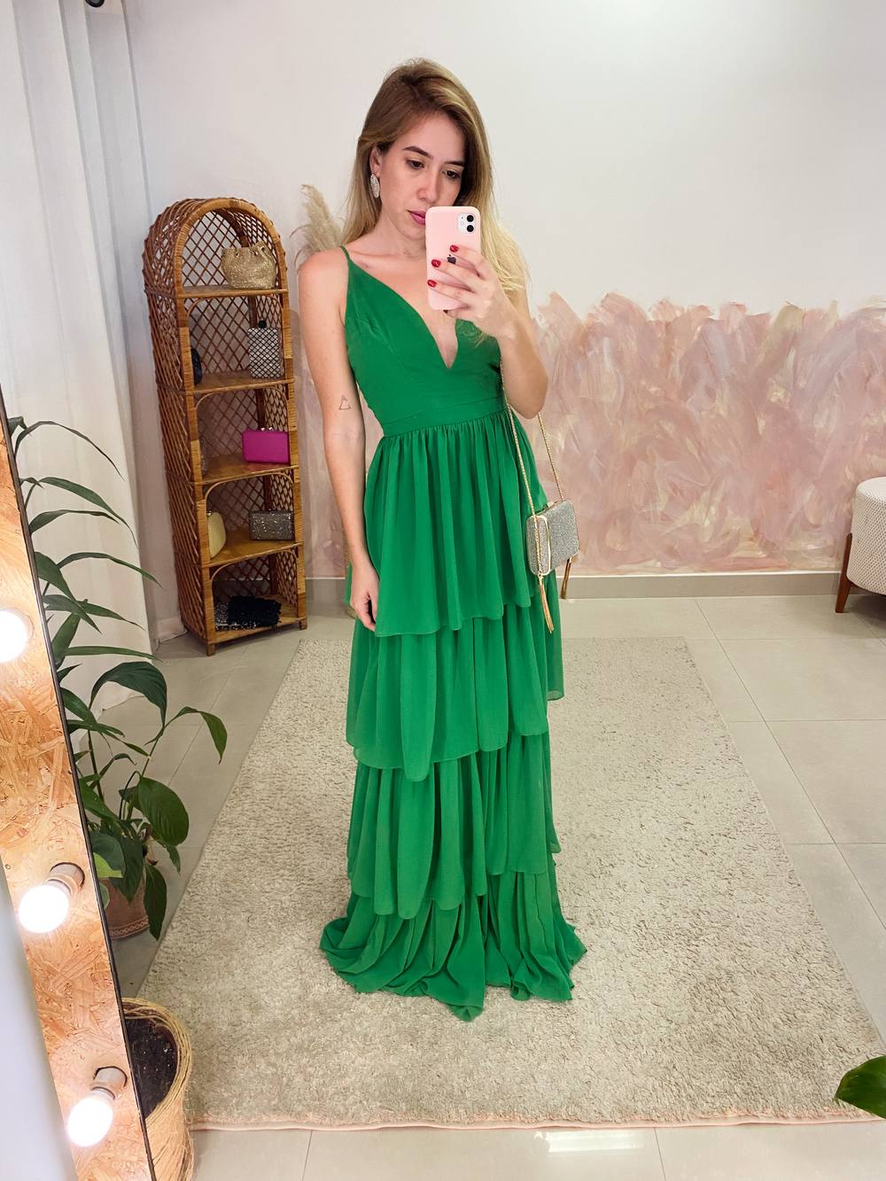 Vestido longo verde de alças finas, decote V e saia fluida em camadas.