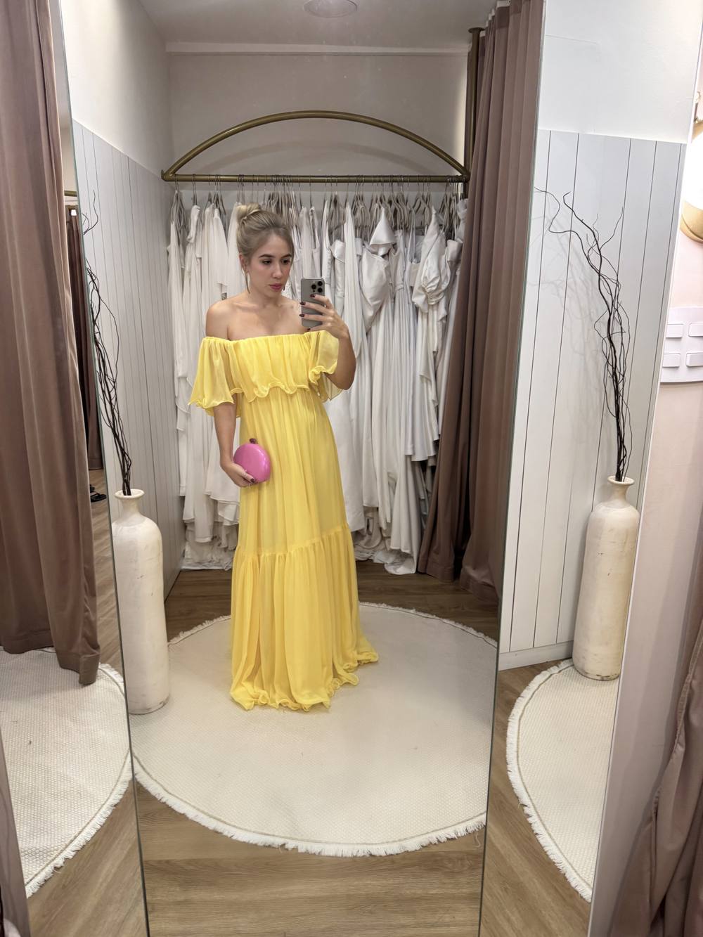 Vestido longo amarelo de tecido fluido, decote com babados ombro a ombro e saia de caimento leve.