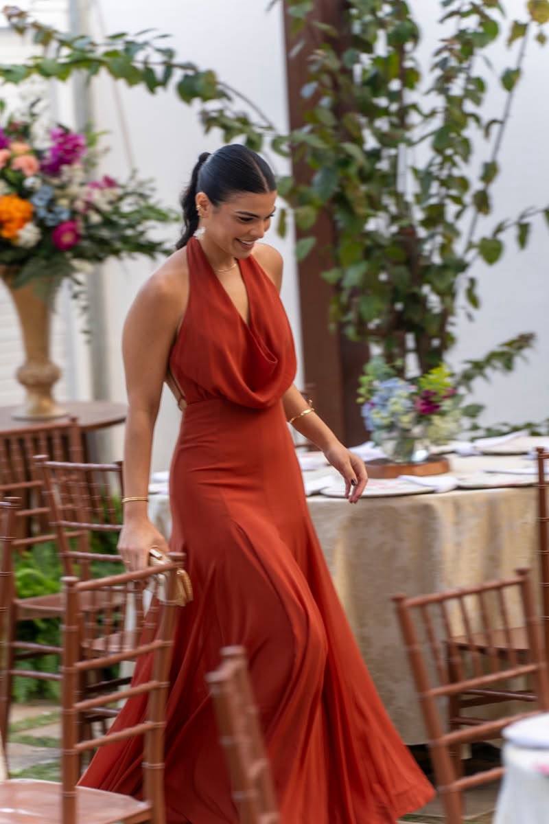 Vestido longo terracota com drapeado no decote e caimento fluido