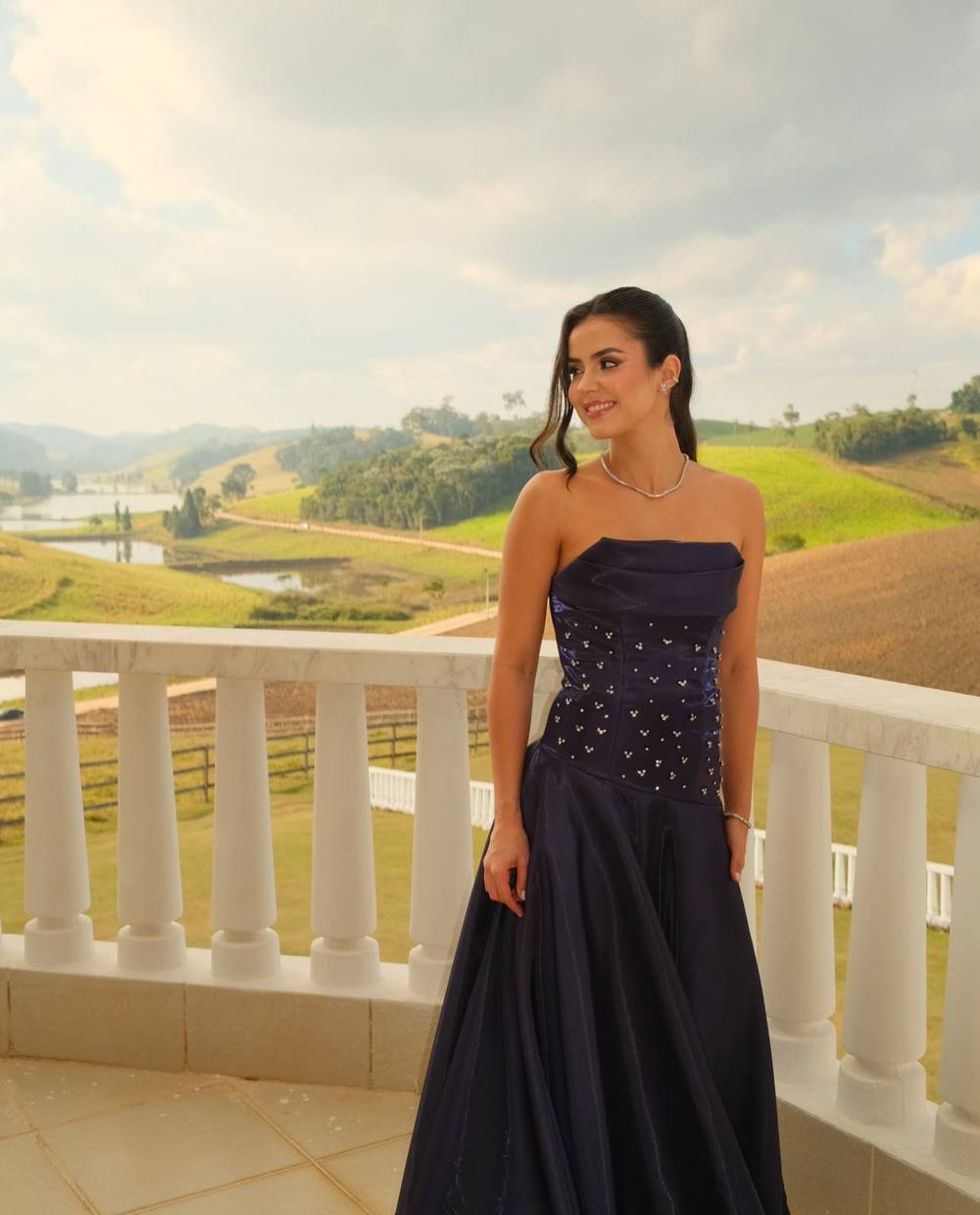 Vestido longo azul-marinho tomara que caia, tecido com brilho