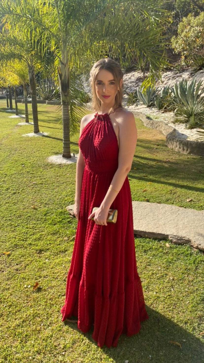 Vestido longo vermelho de saia fluida, decote frente única e tecido leve com textura de poá.