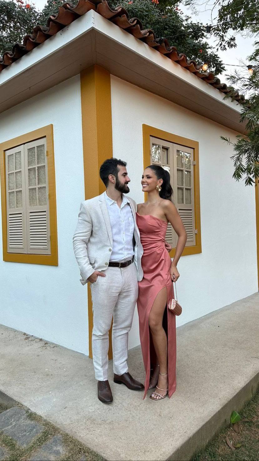 Vestido longo rosé de cetim, tomara que caia, com drapeado no busto e fenda alta na saia.