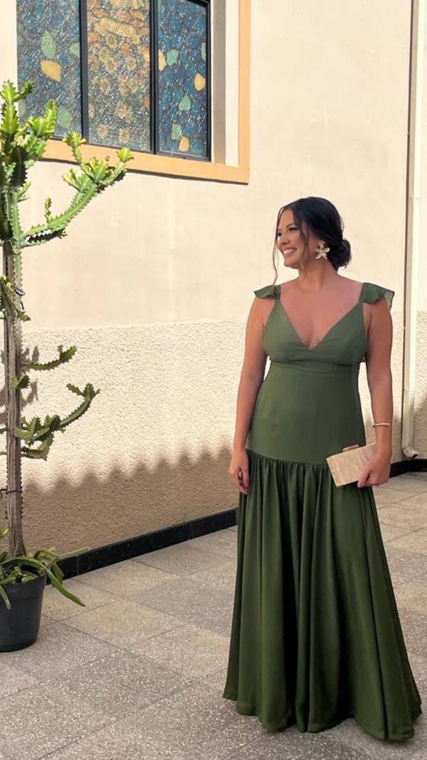 Vestido longo verde oliva com decote V, alças com babados e saia fluida de caimento leve.