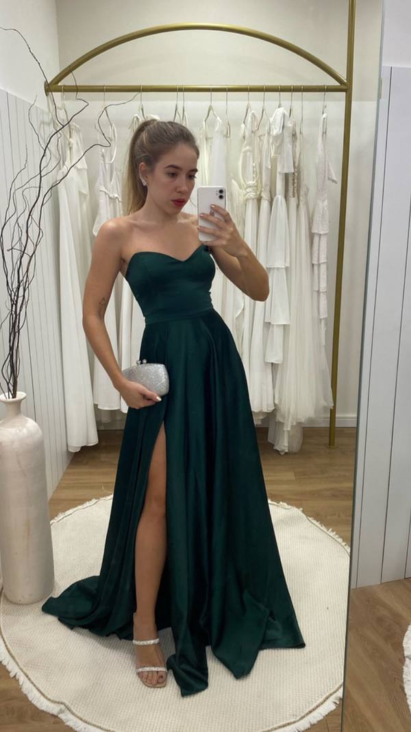 Vestido longo verde escuro de cetim, decote tomara que caia corAção, saia evasê fluida com fenda lateral.