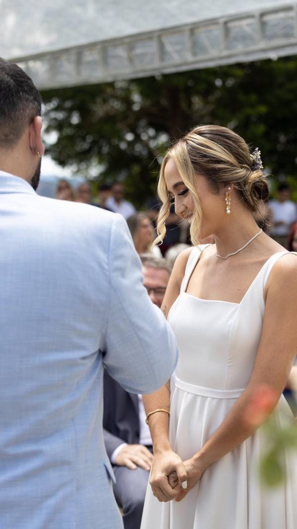 Vestido off-white de alças com decote reto, estrutura lisa e cintura marcada.