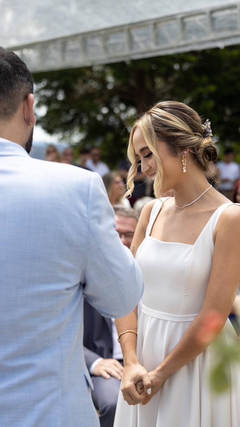Vestido off-white de alças com decote reto, estrutura lisa e cintura marcada.