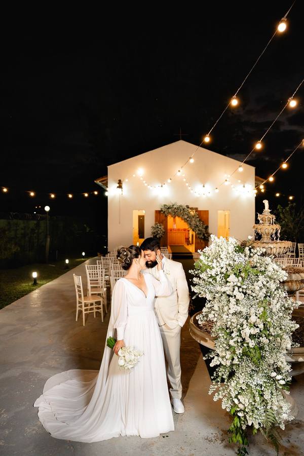 Vestido de noiva longo branco, decote V, manga longa e cauda