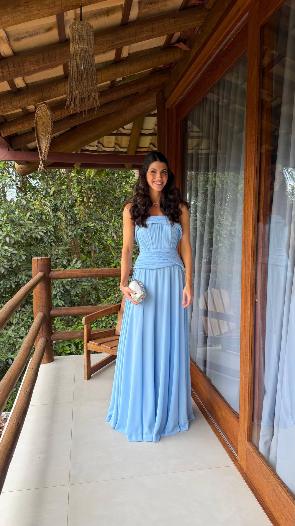 Vestido longo azul-claro de alça fina e caimento fluido