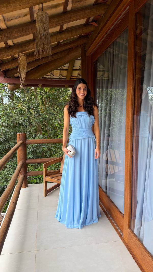 Vestido longo azul-claro de alça fina e caimento fluido