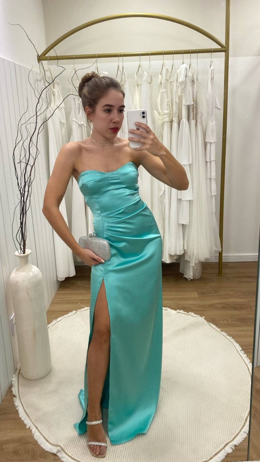 Vestido longo tomara que caia azul tiffany em cetim, com decote coração, drapeado na cintura e fenda lateral.