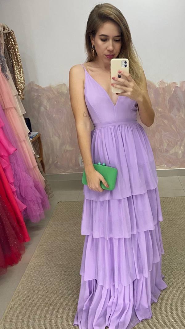 Vestido longo lilás com alças finas, decote em V e saia fluida em camadas de babados.