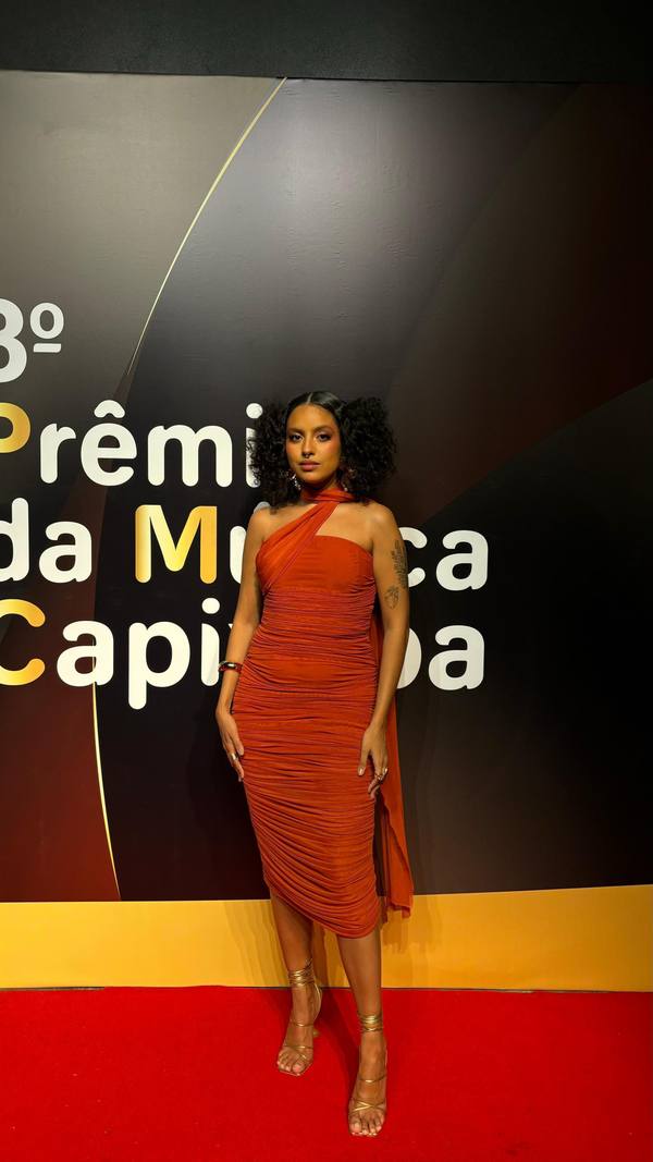 Vestido midi terracota franzido, ajustado ao corpo com gola assimétrica e caimento reto.
