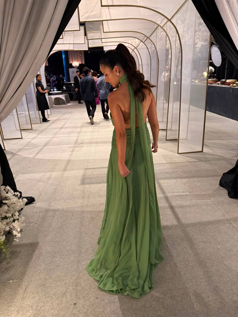 Vestido longo verde-oliva de um ombro e caimento fluido