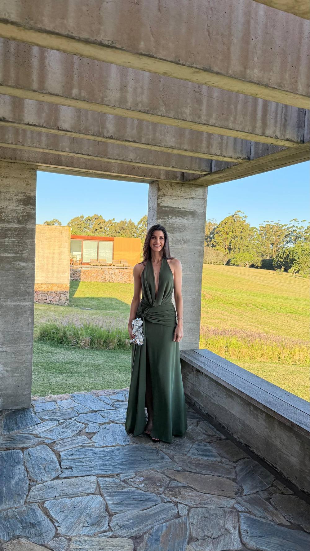 Vestido longo verde-escuro em decote V e caimento fluido