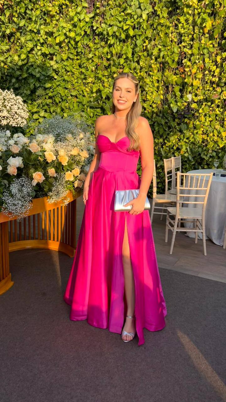 Convidada de casamento em vestido de cetim