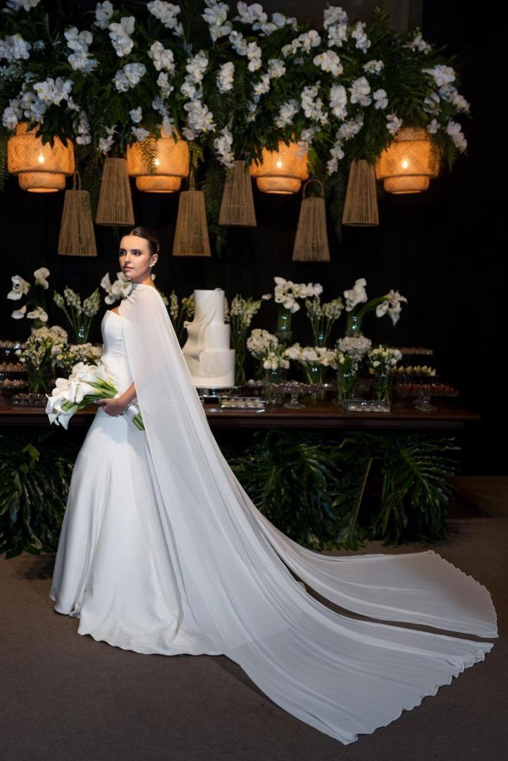 Noiva em vestido sob medida do Atelier Amanda Magalhães