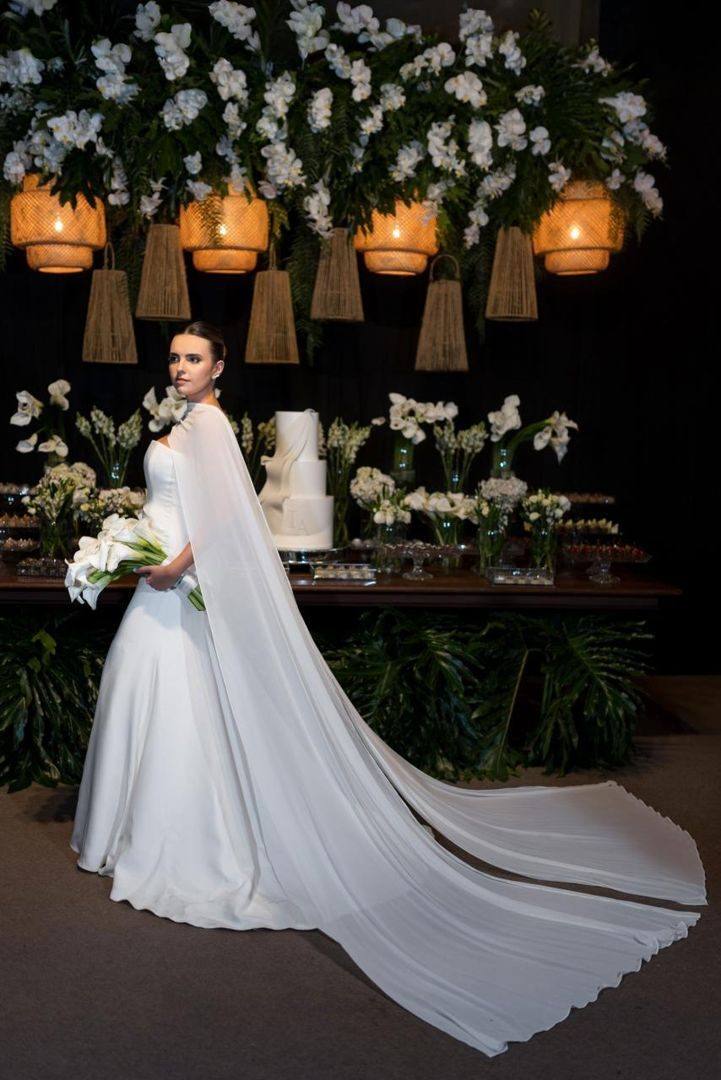 Noiva em vestido sob medida do Atelier Amanda Magalhães