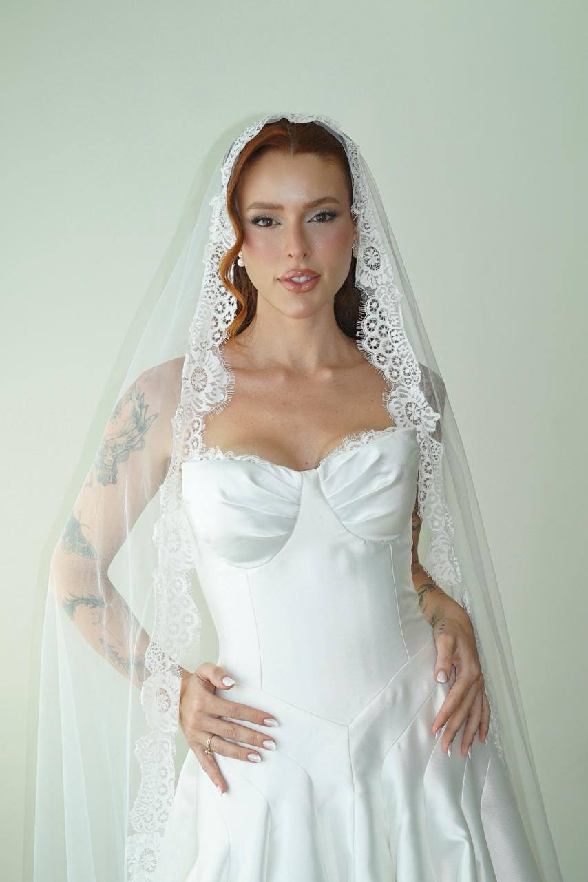 Noiva em vestido sob medida do Atelier Amanda Magalhães