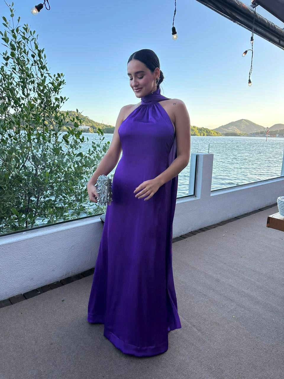 Vestido longo roxo de gola alta e caimento reto, foto 2