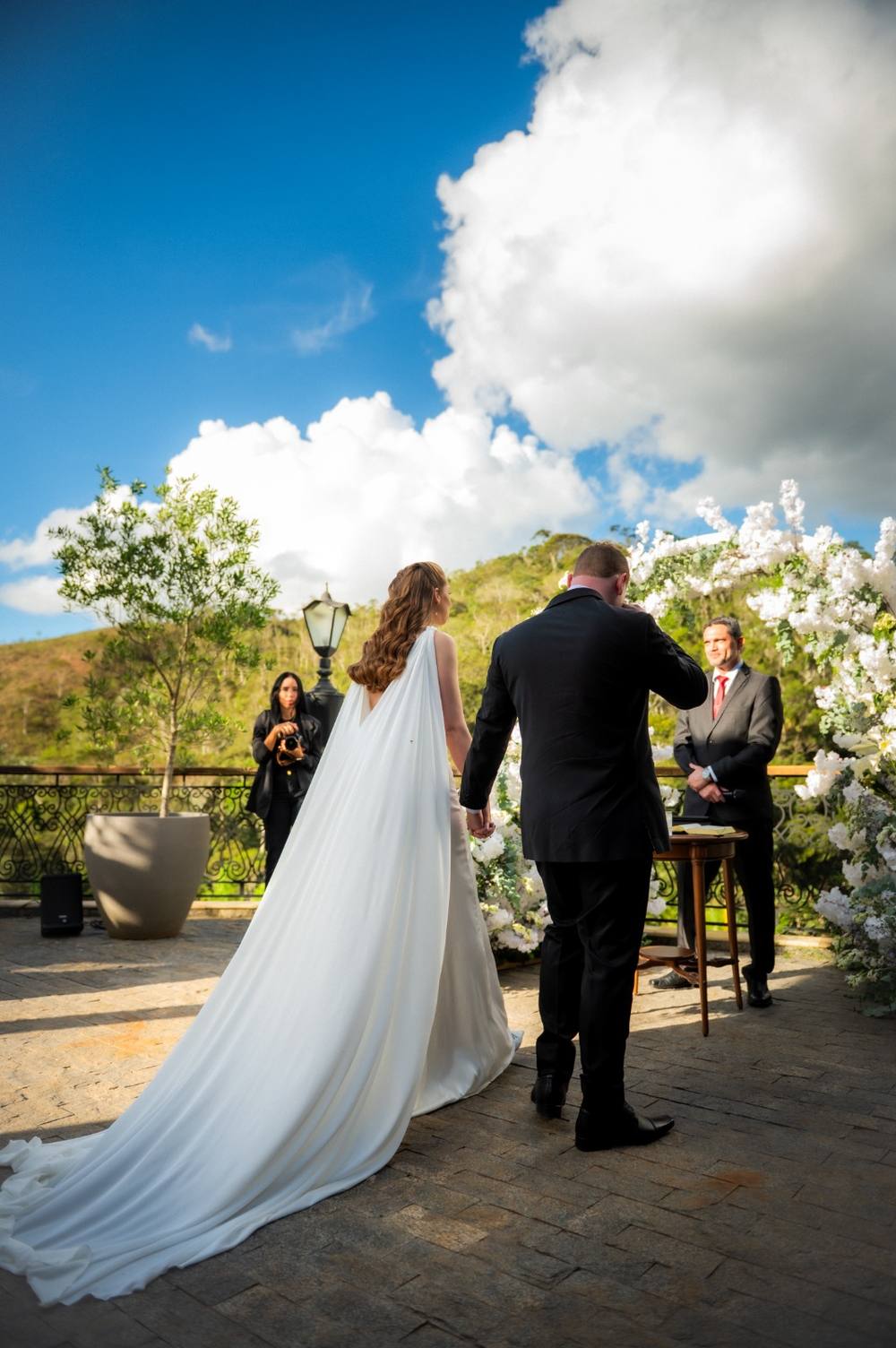 Vestido de noiva branco evasê, alça fina e cauda ao ar livre, foto 2