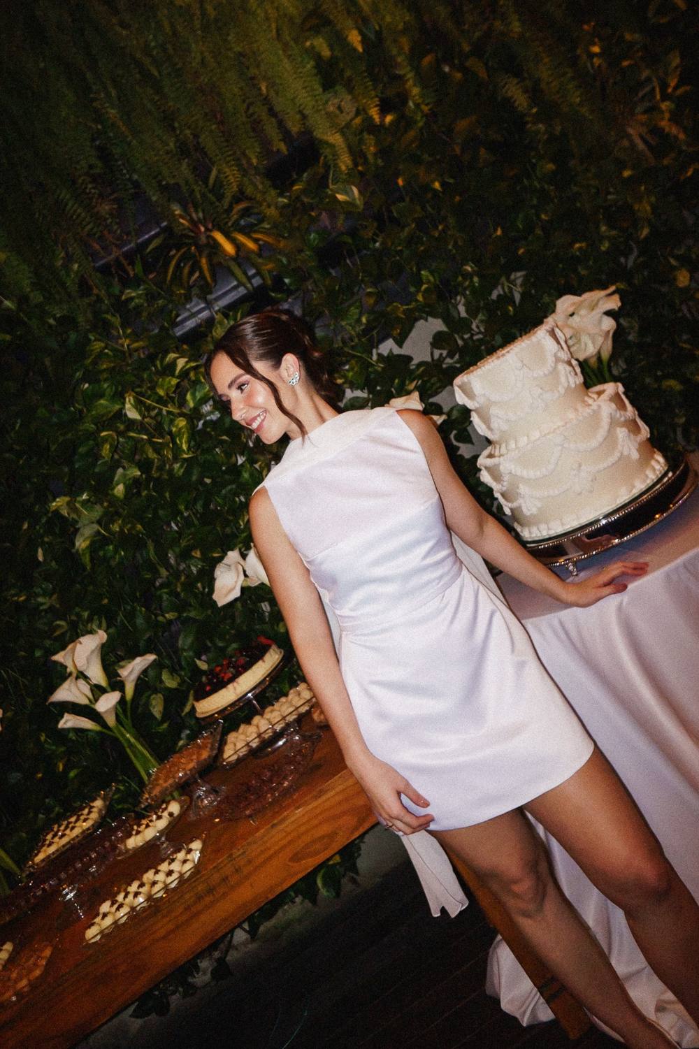 Vestido curto branco de gola alta e caimento reto, foto 2