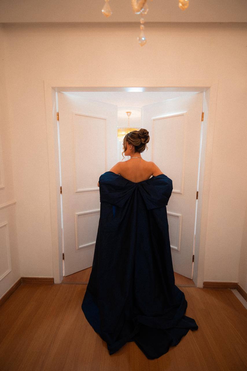 Vestido longo azul-marinho com laço estruturado nas costas e saia ampla, foto 2