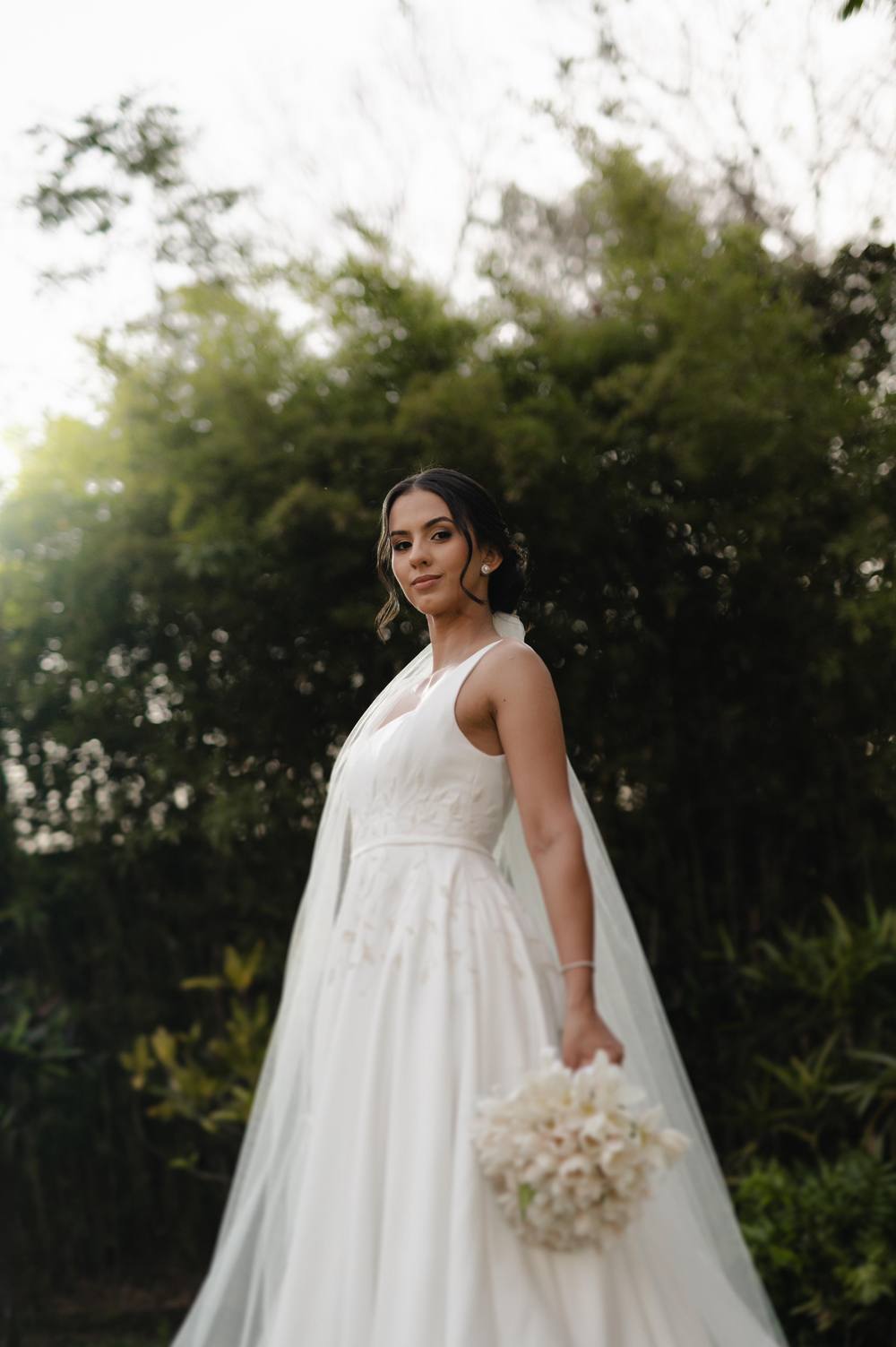 Vestido de noiva branco evasê de alça fina, com buquê, foto 2